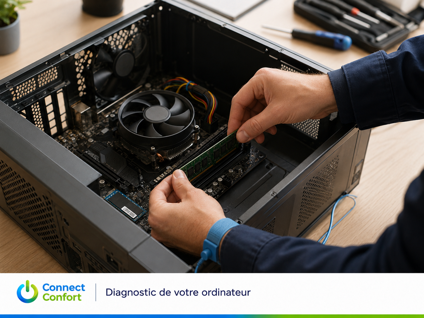 Gros plan sur les mains d’un technicien vérifiant une barrette de mémoire vive dans un ordinateur de bureau.